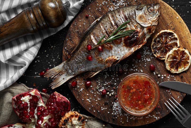 Grillad karp med citronen på träbrädet, horisontalsikt från ovannämnd närbild arkivfoton Grillad karp med citronen på träbrädet, horisontalsikt från ovannämnd närbild arkivfoton