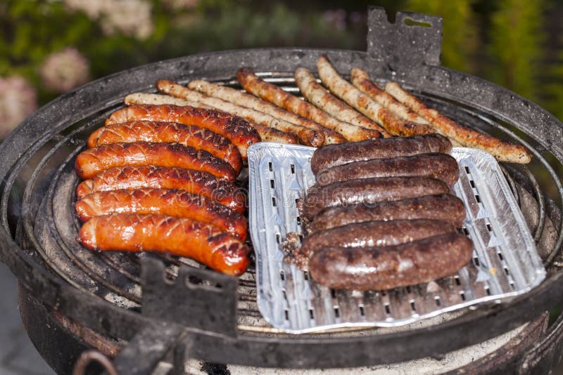 Grillad korv arkivfoto. Bild av matlagning, flamma, bratwurst 79093322