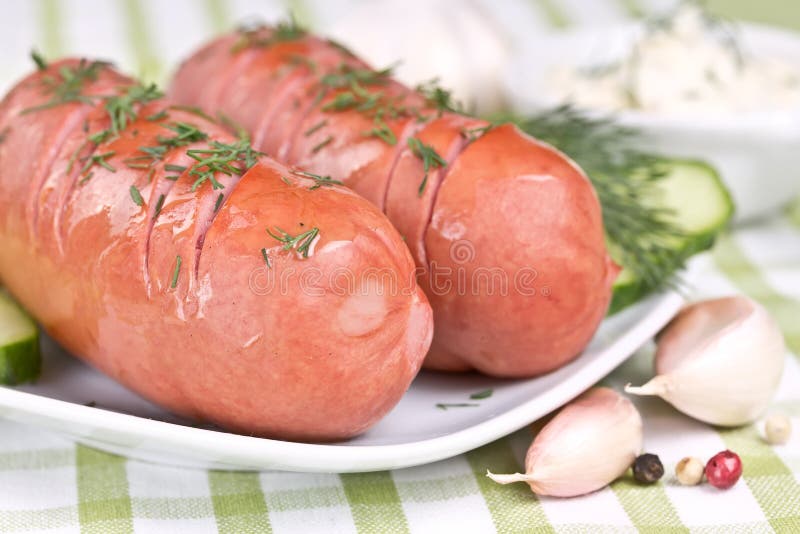 Grillad korv med gurkaskivor royaltyfria foton Grillad korv med gurkaskivor royaltyfria foton