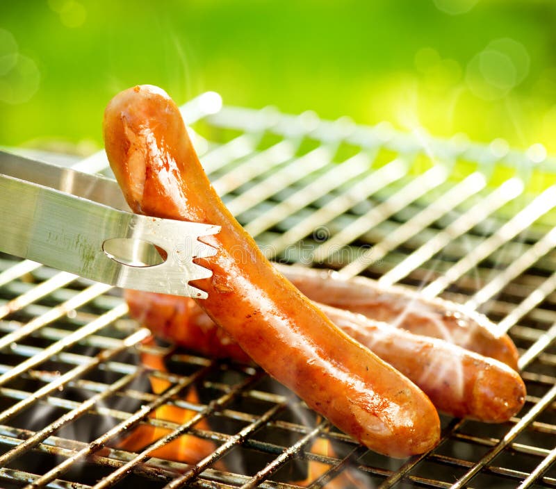 Grillad korv på det flammande gallret royaltyfria foton Grillad korv på det flammande gallret royaltyfria foton