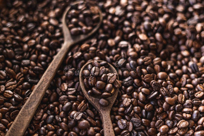 Grillad kvalitet för kaffeArabicakaffe och en träsked royaltyfri bild Grillad kvalitet för kaffeArabicakaffe och en träsked royaltyfri bild