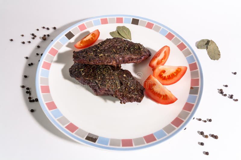Grillad n? tk? ttbiff med gr? nsaker p? plattan royaltyfri bild