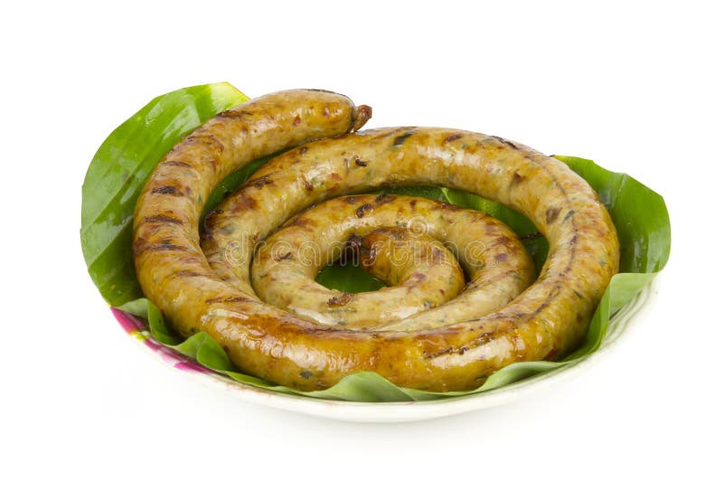 Grillad Notrhern thailändsk kryddig korv Sai Aua på vit bakgrund för vit bakgrund med den cipping banan arkivfoton Grillad Notrhern thailändsk kryddig korv Sai Aua på vit bakgrund för vit bakgrund med den cipping banan arkivfoton