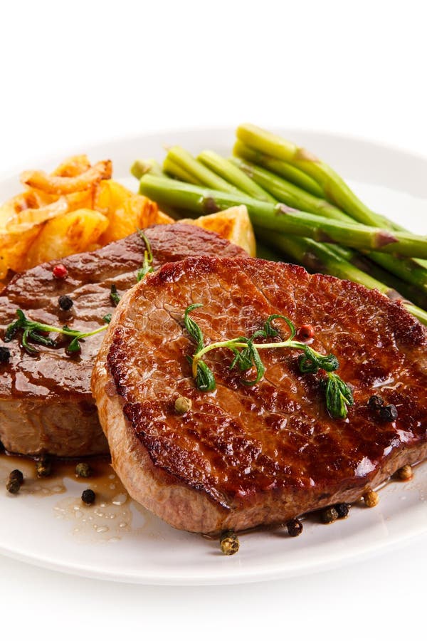 Grillad nötköttbiffar, chiper och sparris royaltyfria bilder Grillad nötköttbiffar, chiper och sparris royaltyfria bilder