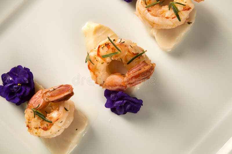Grillad räka med rått spikar fisken på den vita plattan på tabellen royaltyfria bilder Grillad räka med rått spikar fisken på den vita plattan på tabellen royaltyfria bilder