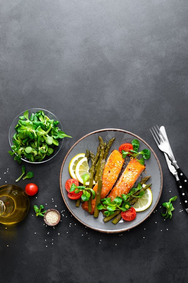 Grillad sallad för laxfiskbiff, sparris-, tomat- och havrepå plattan Sund maträtt för lunch Top beskådar