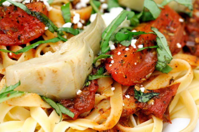 grillad tomat för basilika tät fettuccini upp royaltyfri fotografi grillad tomat för basilika tät fettuccini upp royaltyfri fotografi