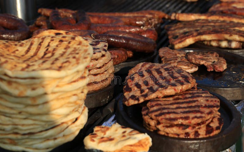 Grillad tunnbröd och pleskavica fotografering för bildbyråer Grillad tunnbröd och pleskavica fotografering för bildbyråer