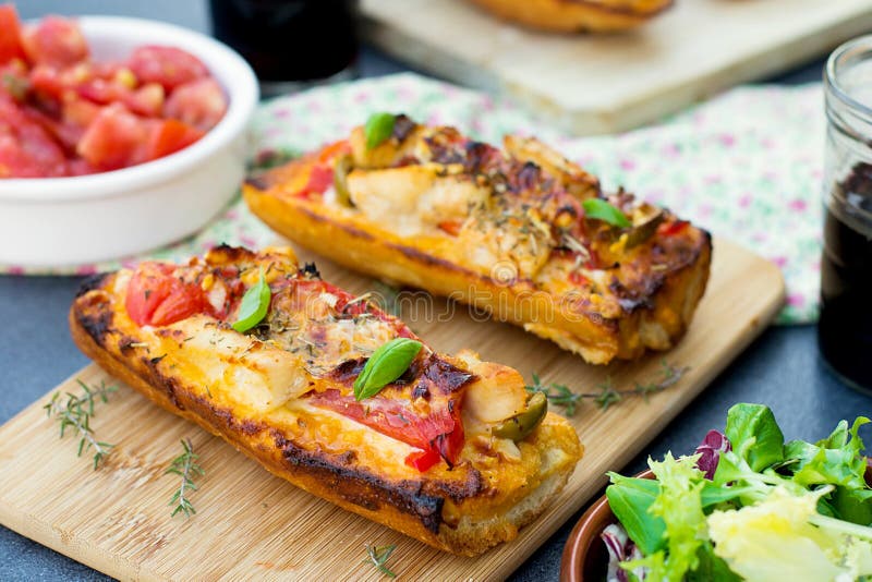 Grillad öppen vänd mot smörgås med tomaten, oliv, ost och stil royaltyfri foto Grillad öppen vänd mot smörgås med tomaten, oliv, ost och stil royaltyfri foto