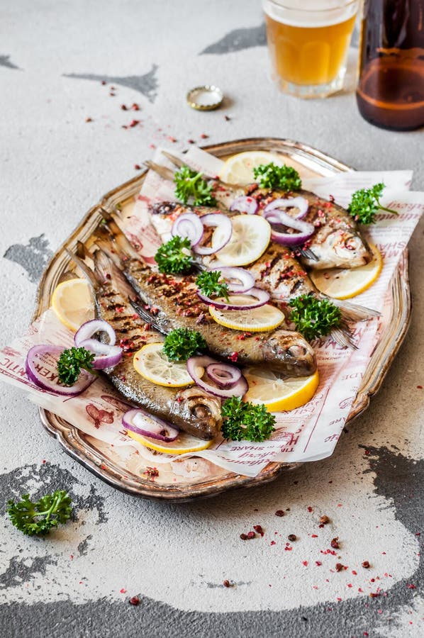 Grillade braxen med? l. Grilled Skimmer Breams with Red Onions, Herbs and Beer, copy space for your text