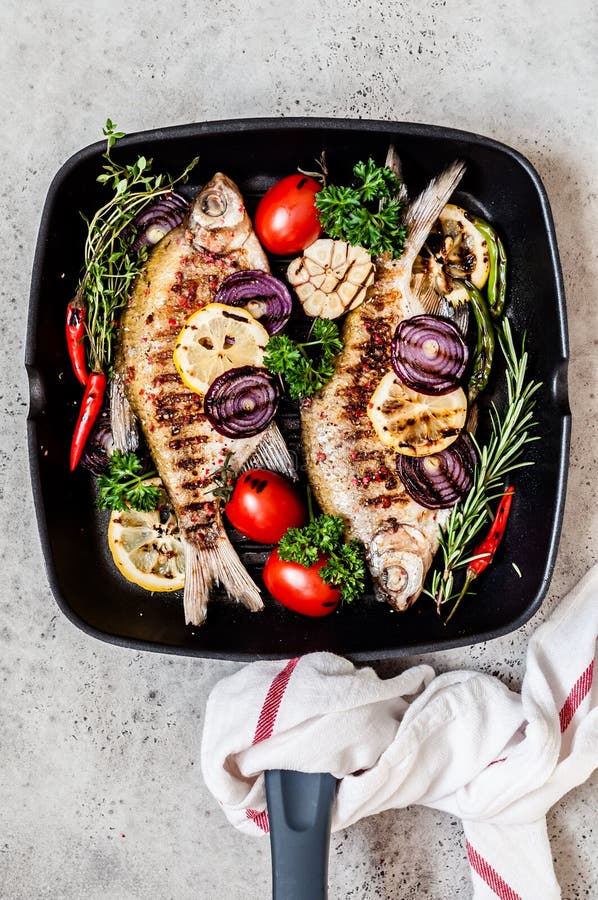 Grillade braxen med Veggies och? rter royaltyfri bild