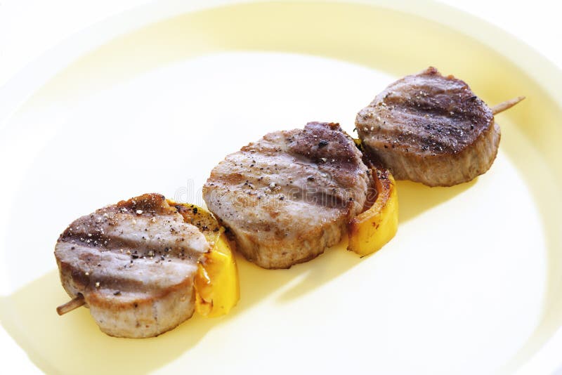 Grillade grisköttfilet och grönsaker royaltyfria bilder