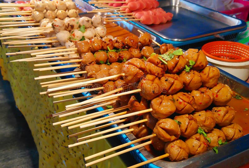 Grillade grisköttköttbullar och köttbullar fotografering för bildbyråer Grillade grisköttköttbullar och köttbullar fotografering för bildbyråer