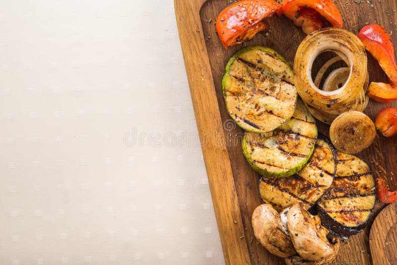 grillade grönsaker, aubergine, zucchini, champinjoner, peppar royaltyfri foto grillade grönsaker, aubergine, zucchini, champinjoner, peppar royaltyfri foto