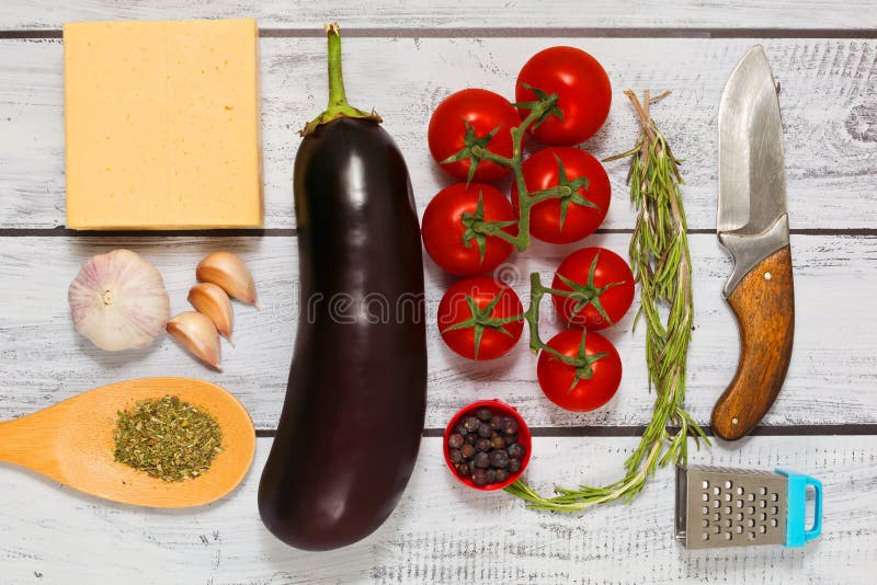 Grillade grönsaker med rå ingredienser för ost royaltyfri bild Grillade grönsaker med rå ingredienser för ost royaltyfri bild