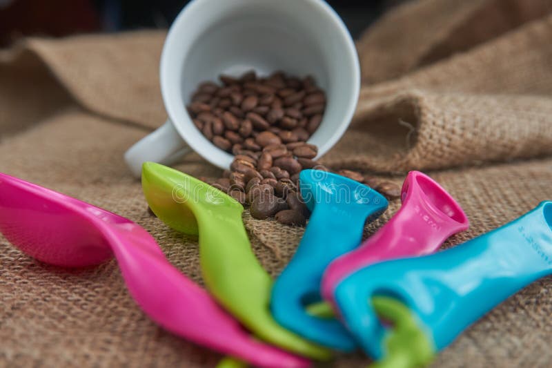 Grillade kaffebönor, porslinkaffe rånar, doserar att mäta skeden royaltyfria foton Grillade kaffebönor, porslinkaffe rånar, doserar att mäta skeden royaltyfria foton
