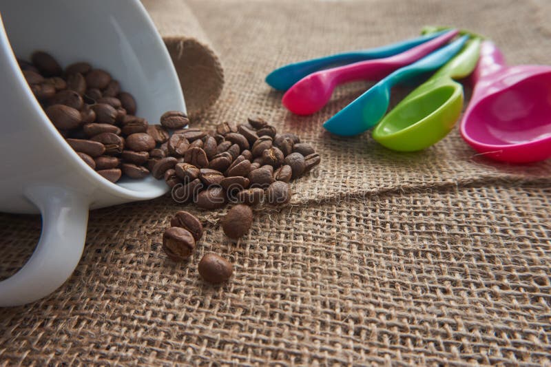 Grillade kaffebönor, porslinkaffe rånar, doserar att mäta skeden royaltyfria foton Grillade kaffebönor, porslinkaffe rånar, doserar att mäta skeden royaltyfria foton