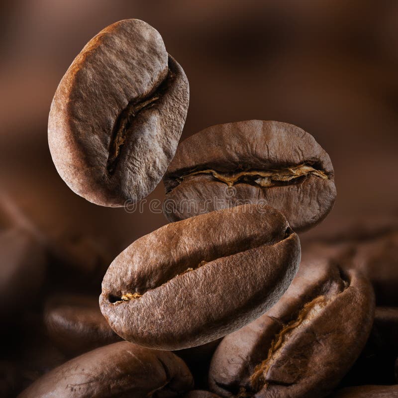 Grillade kaffebönor som faller på högen Mörkret färgar royaltyfria bilder Grillade kaffebönor som faller på högen Mörkret färgar royaltyfria bilder