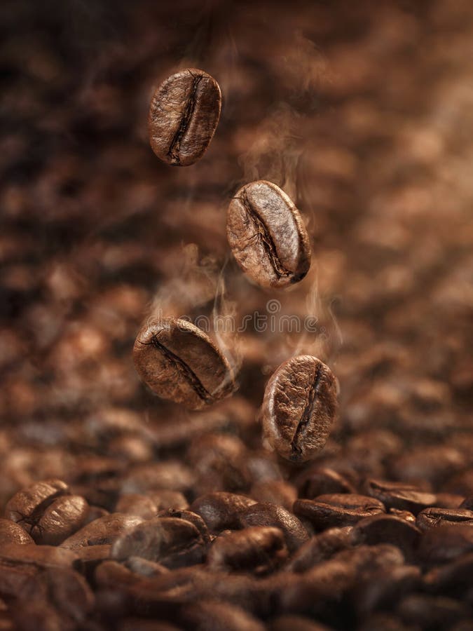 Grillade kaffebönor som ner faller royaltyfria bilder