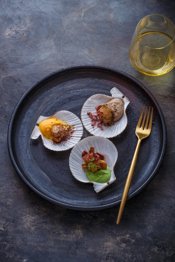 Grillade kammusslor beskjuter med pumpa och den snöärtor och kastanjen royaltyfria foton Grillade kammusslor beskjuter med pumpa och den snöärtor och kastanjen royaltyfria foton