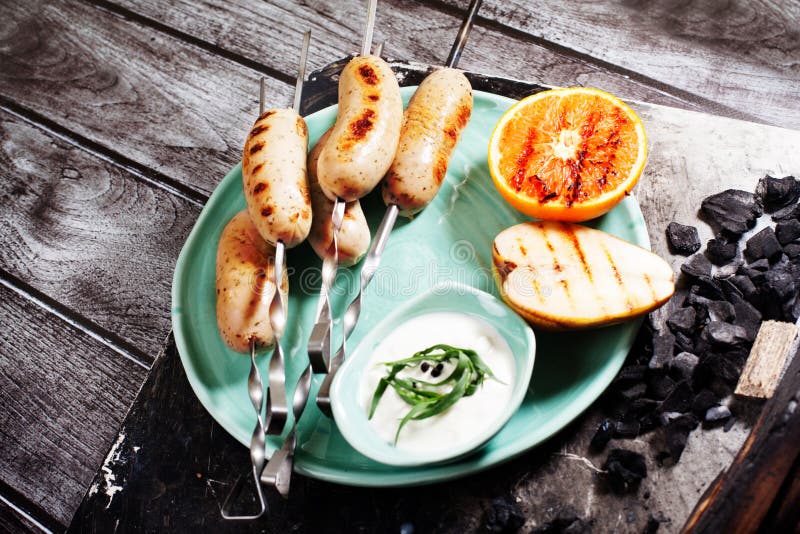 Grillade korvar på steknålar, grillfest, kol, vedträ, stilleben nuremberg, tysk, bratwurst, griskött, bavaria royaltyfri fotografi Grillade korvar på steknålar, grillfest, kol, vedträ, stilleben nuremberg, tysk, bratwurst, griskött, bavaria royaltyfri fotografi