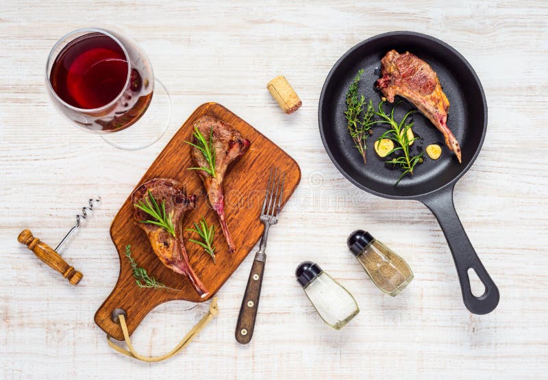 Grillade lammkotletter med rött vin och stekpannan fotografering för bildbyråer Grillade lammkotletter med rött vin och stekpannan fotografering för bildbyråer