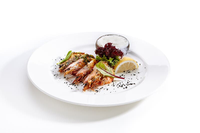 Grillade räkor med grönsaker som isoleras på vit bakgrund arkivbild Grillade räkor med grönsaker som isoleras på vit bakgrund arkivbild