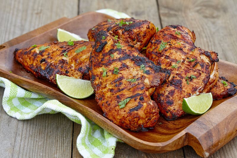 Grillat fegt bröst med limefrukt royaltyfri fotografi Grillat fegt bröst med limefrukt royaltyfri fotografi