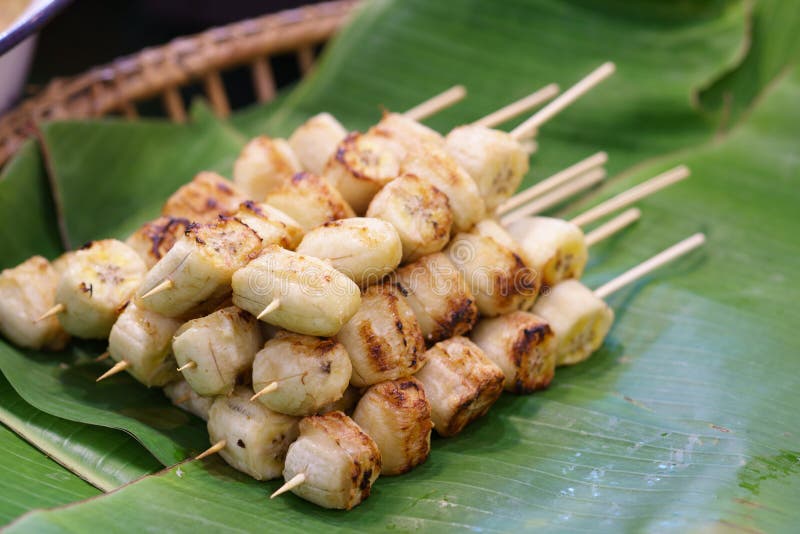 Grillbanane mit Kokossauce auf einem Bananenblatt. Siamesischer Nachtisch stockfotos Grillbanane mit Kokossauce auf einem Bananenblatt. Siamesischer Nachtisch stockfotos