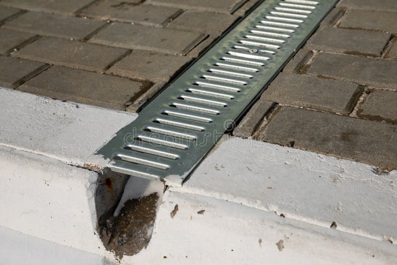 Grille De Drainage Pluvial, Porte D'entrée Avant Depuis Le Trottoir Pour  Piétons Depuis Le Seuil De Drainage Du Tapis De Sol