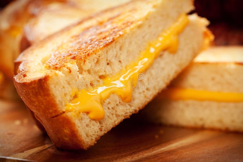 Chrumkavé hrianky vonku, žuvacie na vnútornej hot grilovaný syr sendviče.