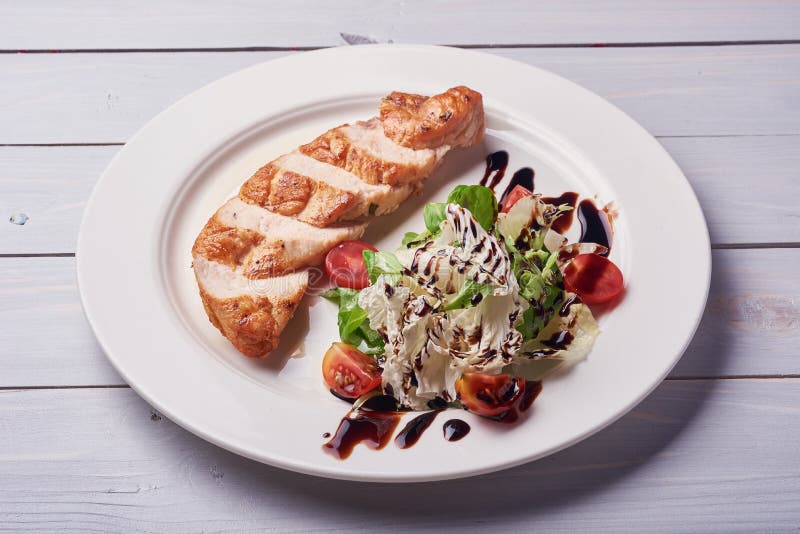 Grilled chiken Leiste Rohes Gemüse, hölzerner Hintergrund stockfotos Grilled chiken Leiste Rohes Gemüse, hölzerner Hintergrund stockfotos