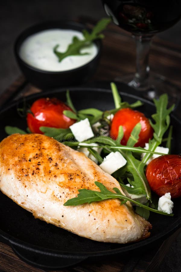 Grilled chiken Leiste und frischen Salat mit stockfotos Grilled chiken Leiste und frischen Salat mit stockfotos