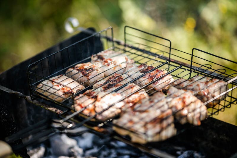 A la parrilla sobre el parrilla.