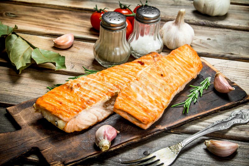 Grilled salmon fillet with spices and herbs