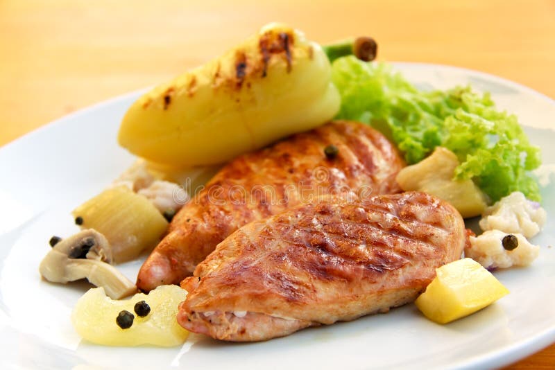 Grilled schnitzel of turkey with vegetables