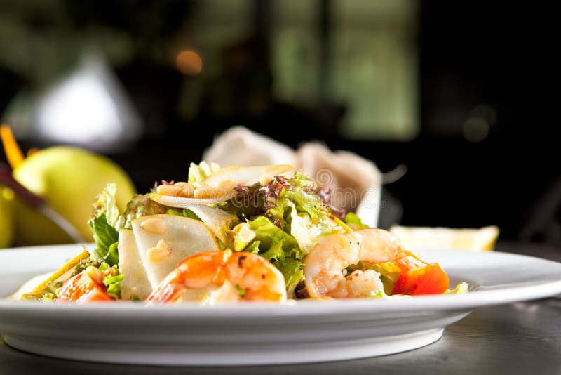 Grilled Shrimp and Pear Salad royalty free stock photos