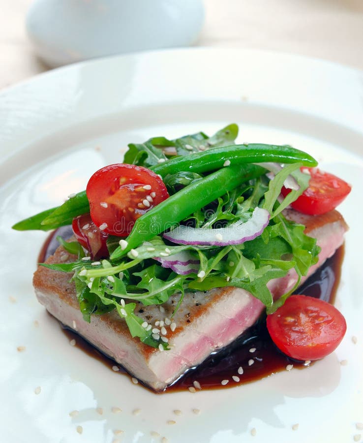 Grilled tuna with vegetables