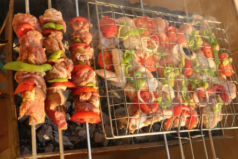 Grillen des Huhns auf Grillgrill lizenzfreies stockfoto Grillen des Huhns auf Grillgrill lizenzfreies stockfoto