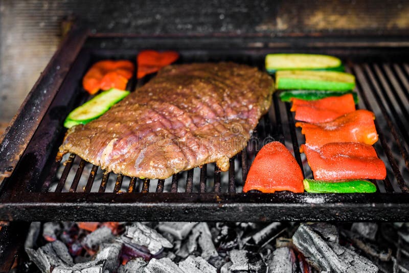 Grillen des marinierten Angus-Rindfleischbauchlappens auf heißem Kohlengrillgrill lizenzfreie stockfotografie