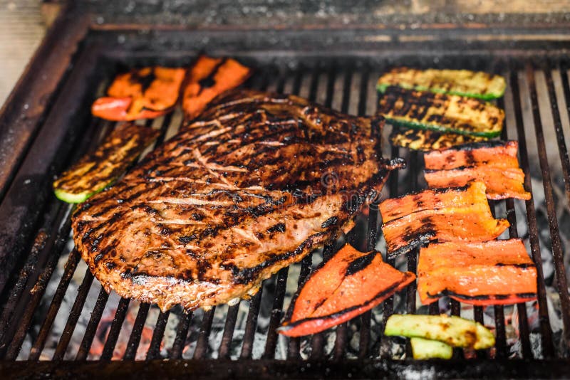 Grillen des marinierten Angus-Rindfleischbauchlappens auf heißem Kohlengrillgrill lizenzfreies stockfoto