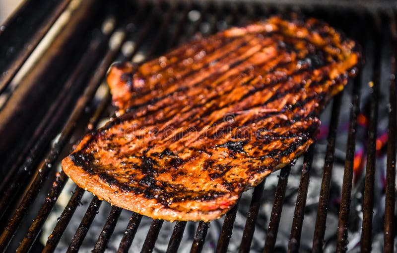 Grillen des marinierten Rindfleischbauchlappens auf hei? em Kohlengrillgrill lizenzfreie stockfotos