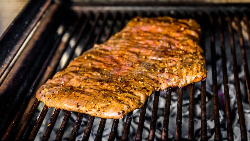 Grillen des marinierten Rindfleischbauchlappens auf hei? em Kohlengrillgrill stockfotos