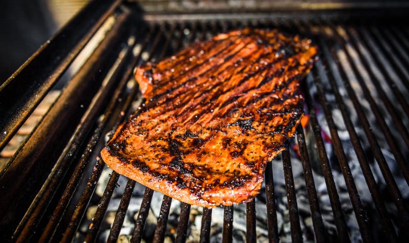Grillen des marinierten Rindfleischbauchlappens auf hei? em Kohlengrillgrill stockbild