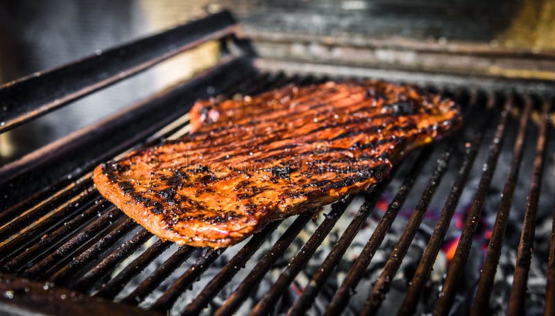 Grillen des marinierten Rindfleischbauchlappens auf hei? em Kohlengrillgrill lizenzfreies stockbild