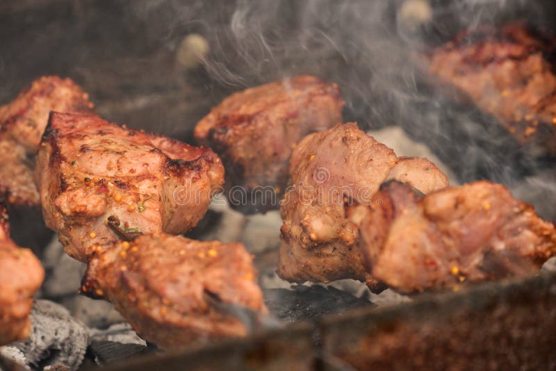 Grillen des marinierten shashlik auf einem Grill. shashlik handelt es sich um eine Form des Kebabs Popularität in Ost-Mitteleuropa lizenzfreie stockbilder