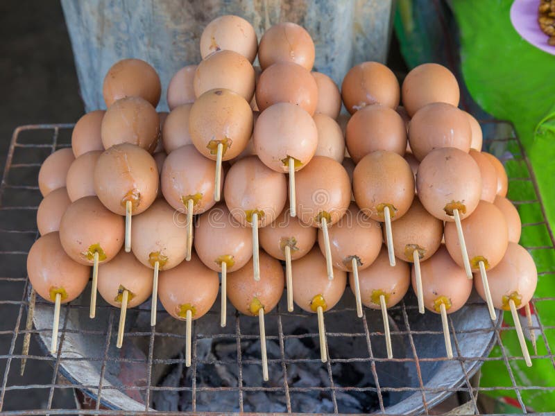 Grillen Sie Eier am Markt, Straßenlebensmittel Bei Thailand Stockfoto ...