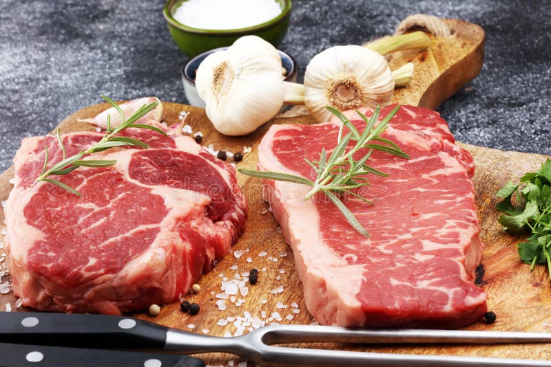Grillen Sie Rib Eye Steak, trockenes gealtertes Wagyu-Mittelrippe vom Rind-Steak lizenzfreie stockbilder Grillen Sie Rib Eye Steak, trockenes gealtertes Wagyu-Mittelrippe vom Rind-Steak lizenzfreie stockbilder