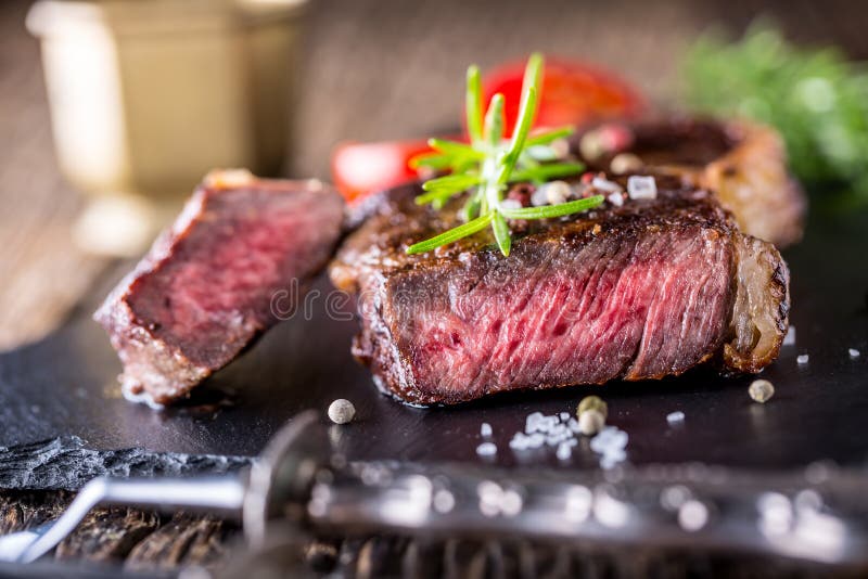 Grillen Sie Saftiges Rindfleisch T-Bone-Steak Mit Salzpfeffer Und ...