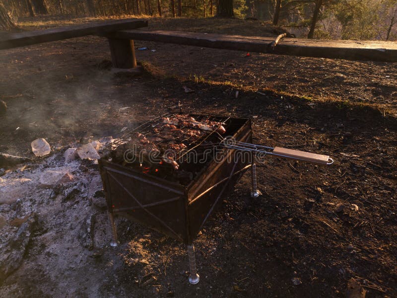 Grillen Sie und Frischfleisch braten, H?hnergrill, Wurst, Kebab, Hamburger, Gem?se, BBQ, Grill, Meeresfr?chte gegrillte Pfeffer u lizenzfreies stockfoto Grillen Sie und Frischfleisch braten, H?hnergrill, Wurst, Kebab, Hamburger, Gem?se, BBQ, Grill, Meeresfr?chte gegrillte Pfeffer u lizenzfreies stockfoto